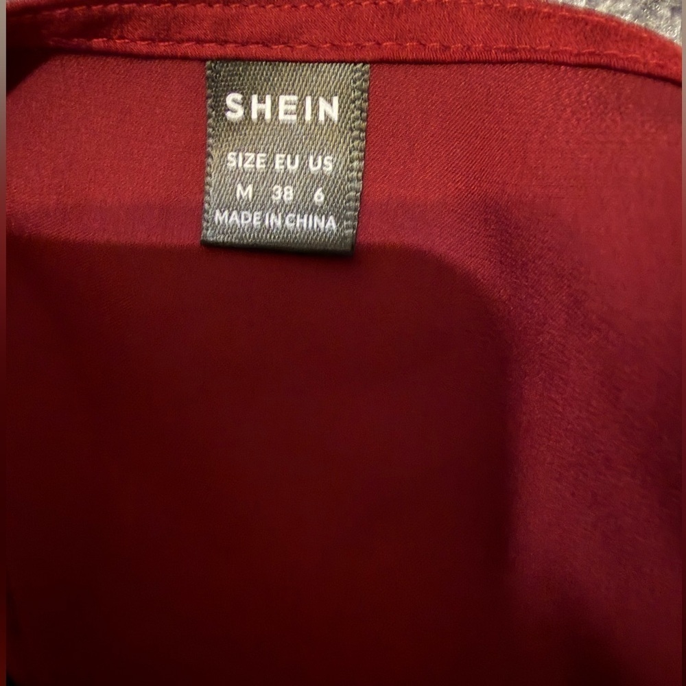 Burgundy V-Neck Sleeveless Blouse - Picture 4 of 5